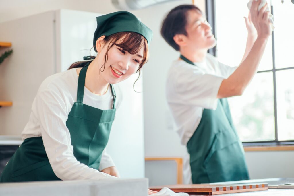 ハウスクリーニング業者が、水回りクリーニングしている画像