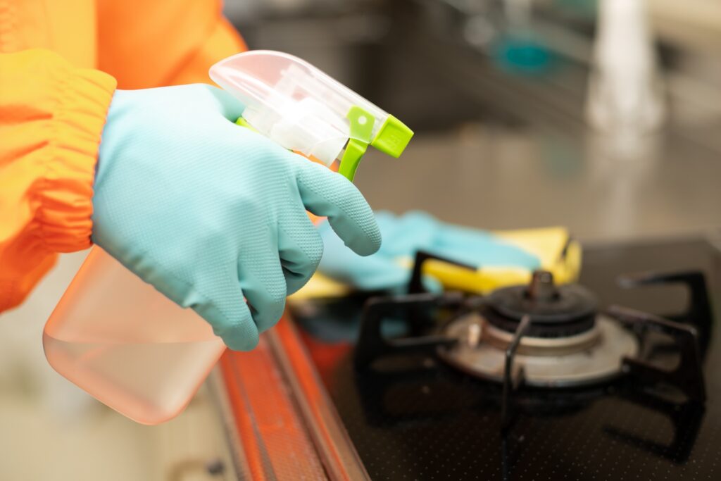 ハウスクリーニング業者が、実際にキッチンのガスコンロをクリーニングしている画像