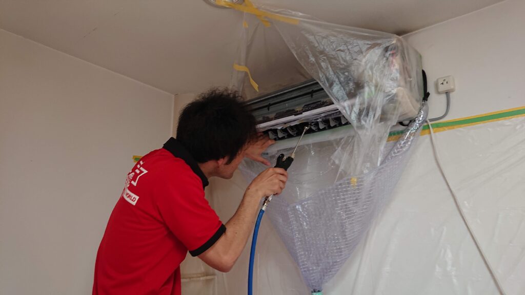 ハウスクリーニング業者が、実際にエアコンクリーニングをしている画像