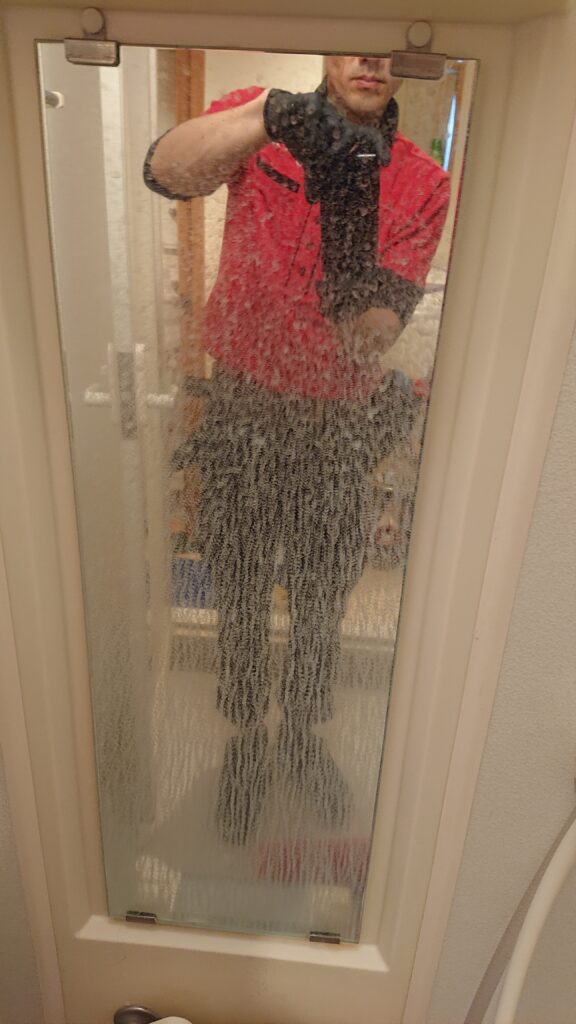 ウロコ状になっている鏡の、実際の作業前のビフォー画像。お掃除前。