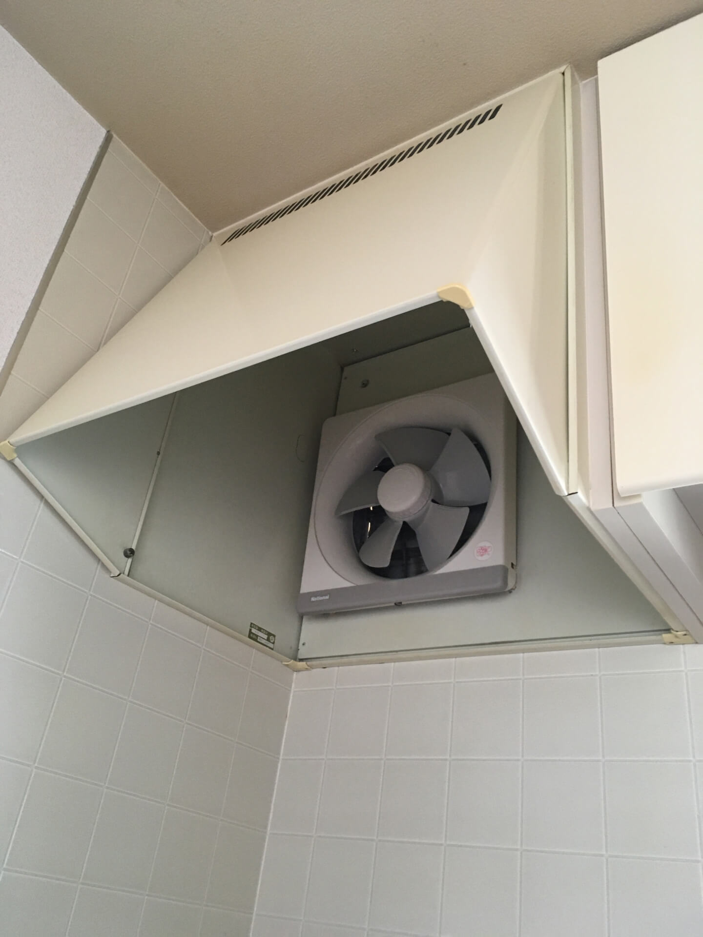 プロペラファン型レンジフードの内部に油汚れが堆積している様子