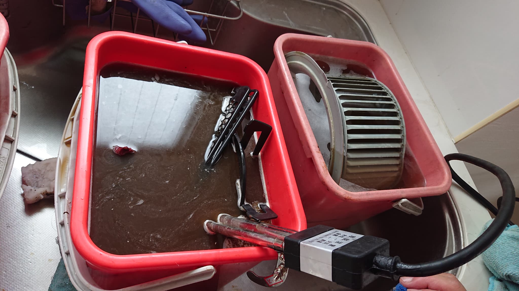 ファン取り外し後の薬剤浸け置き洗浄の様子